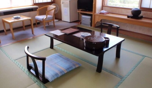 Chambre Économique, non-fumeurs, vue montagne (Run of House with toilet and sink)
