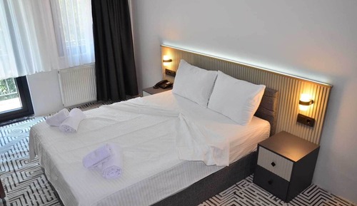 Chambre Double Confort pour 1 personne, 1 grand lit, balcon, vue ville