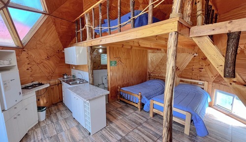 Cabane, plusieurs lits, patio