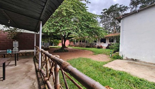 Dortoir Partagé Économique, patio, vue montagne