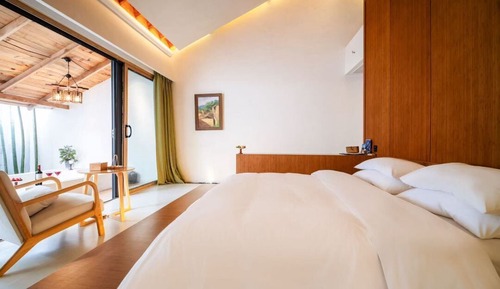 Chambre Double Supérieure, vue cour intérieure