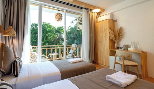 Chambre Deluxe Double ou avec lits jumeaux, balcon, vue partielle sur la mer