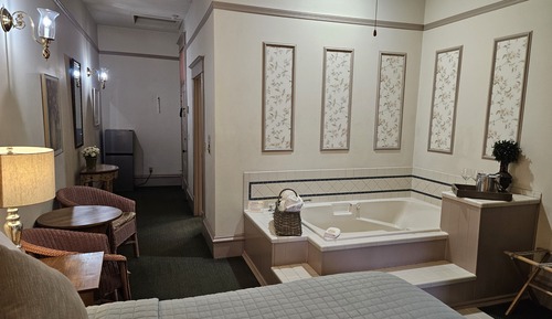 Suite, 1 grand lit, baignoire à jets