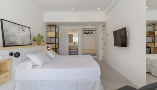 Chambre Double, balcon, vue partielle sur la mer