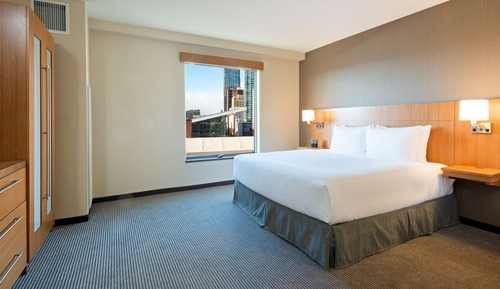 Chambre, 1 très grand lit et 1 canapé-lit, accessible aux personnes à mobilité réduite, baignoire