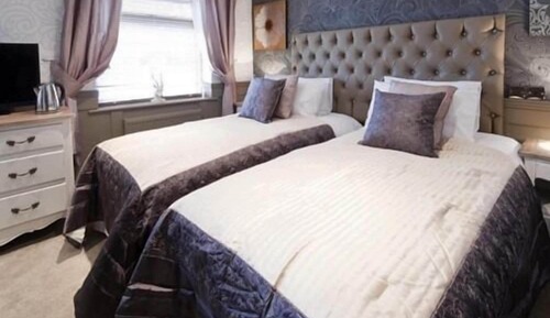 Chambre avec lits jumeaux, salle de bains attenante (Bath and Shower)