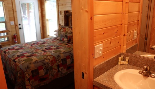 Cabane, plusieurs lits, réfrigérateur et four à micro-ondes