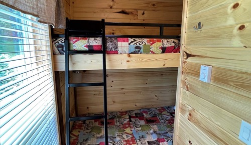Cabane, plusieurs lits