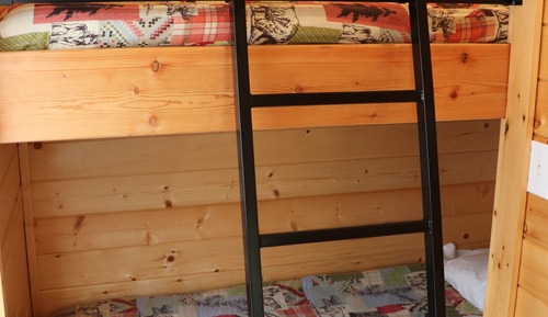 Cabane, plusieurs lits, réfrigérateur et four à micro-ondes