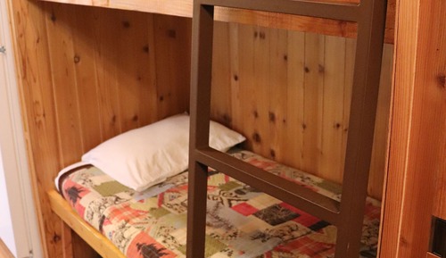 Cabane, plusieurs lits, cuisine