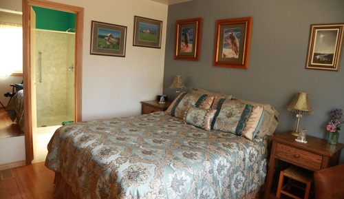 Chambre Supérieure, 1 grand lit, salle de bains attenante, vue jardin