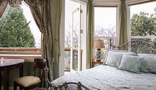 Chambre Supérieure, 1 grand lit (Sheila's Chapeau)