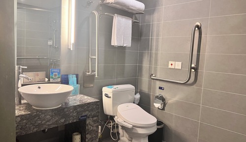 Chambre Standard, 1 grand lit, baignoire accessible aux personnes à mobilité réduite