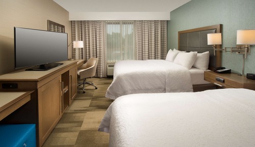 Chambre, 2 grands lits, accessible aux personnes à mobilité réduite, baignoire