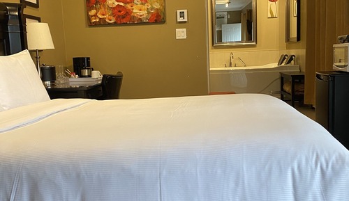 Chambre Supérieure, 1 grand lit, baignoire à jets