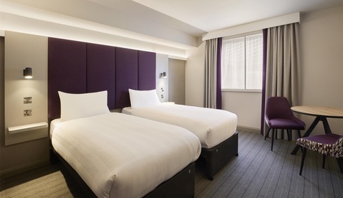 Chambre Standard avec lits jumeaux, douche accessible en fauteuil roulant