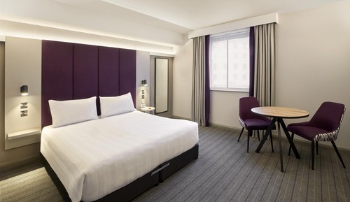 Chambre Double Standard, baignoire accessible aux personnes à mobilité réduite