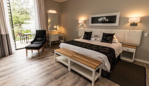 Chambre Luxe Double ou avec lits jumeaux, salle de bains attenante, vue jardin