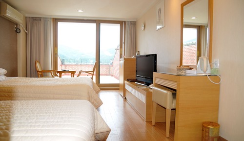 Chambre avec lits jumeaux, vue montagne
