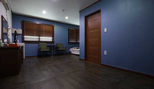 Family room, Hinoki bathtub (1 double bed, 1 set of blankets, free use of basement family bath once)