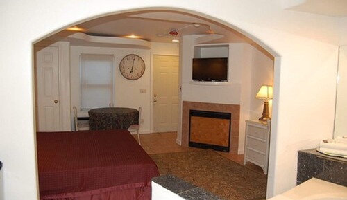 Chambre, 1 très grand lit, baignoire à jets (1 King Bed, Jacuzzi Tub)