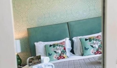 Chambre avec lits jumeaux, salle de bains attenante