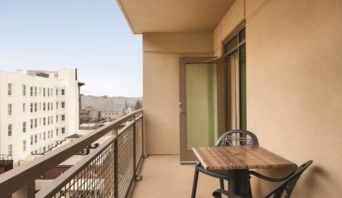 Chambre, 2 grands lits, réfrigérateur et four à micro-ondes (Balcony)