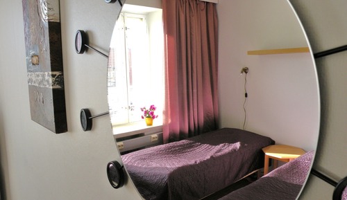 Chambre avec lits jumeaux, salle de bains commune