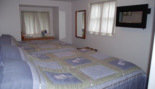 Chambre Familiale, 2 grands lits, salle de bains commune