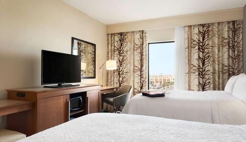 Chambre, 2 grands lits, réfrigérateur et four à micro-ondes
