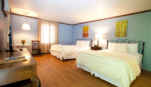 Chambre Signature, 2 grands lits, salle de bains privée, côté jardin