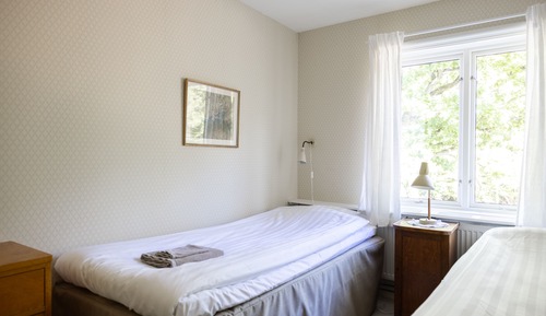 Chambre Double, salle de bains commune, côté jardin
