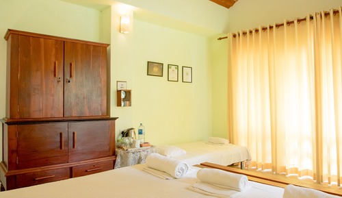 Chambre Triple Supérieure, accès piscine, vue jardin