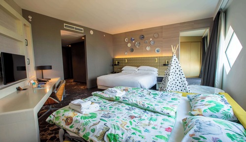Chambre Familiale (Airport View)