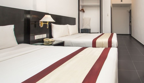 Chambre Supérieure avec lits jumeaux, 2 lits une place, salle de bains attenante, vue ville