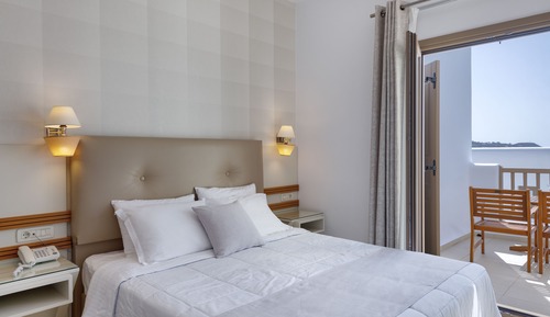 Suite, vue partielle sur la mer