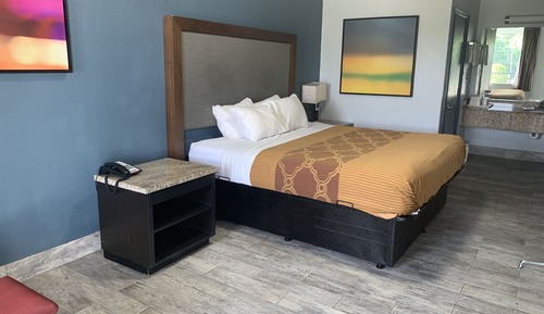Chambre Standard, 1 très grand lit, fumeurs, bain à remous