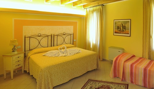 Chambre Triple (Matrimonial Bed plus Extra Bed)