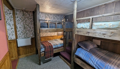 Chambre « Premier », plusieurs lits, salle de bains privée, vue jardin