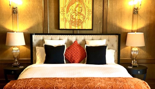 Chambre Signature, 1 très grand lit, cheminée, vue marina