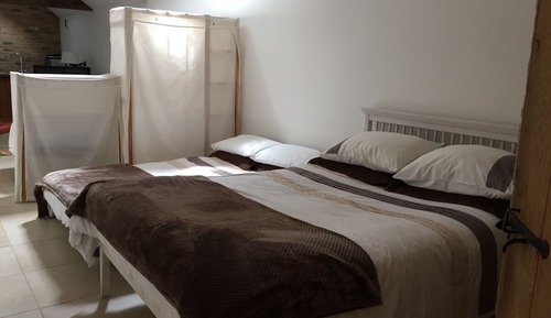 Studio, salle de bains attenante