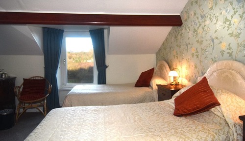 Chambre avec lits jumeaux, salle de bains attenante