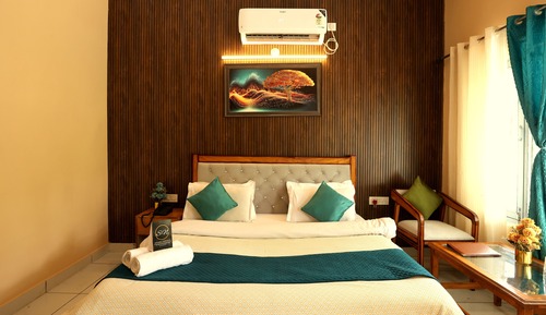 Chambre Double, 1 très grand lit, salle de bains privée, côté cour intérieure