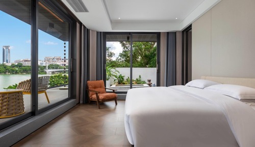 Suite, 1 King Bed (Courtyard)