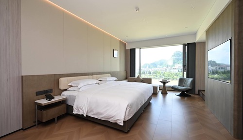 Deluxe Room, 1 King Bed, River View