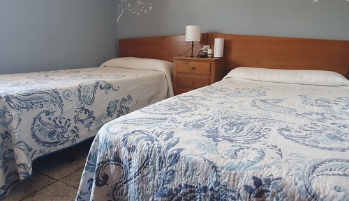 Chambre avec lits jumeaux, vue colline