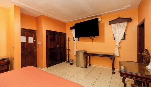 Suite, 1 très grand lit, salle de bains privée