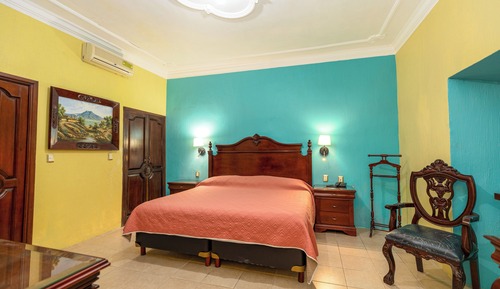 Chambre Double, 1 très grand lit, salle de bains privée