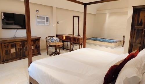 Chambre Présidentielle, 1 très grand lit, vue piscine
