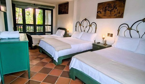 Chambre Familiale, balcon, vue cour intérieure